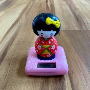 Disney - Solar Powered Asian Girl Bobblehead
